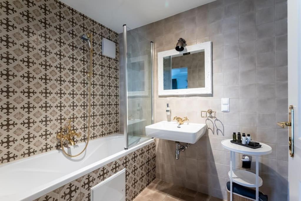 Neat 1br Duplex By Metro And Center By Hm Apartamento *